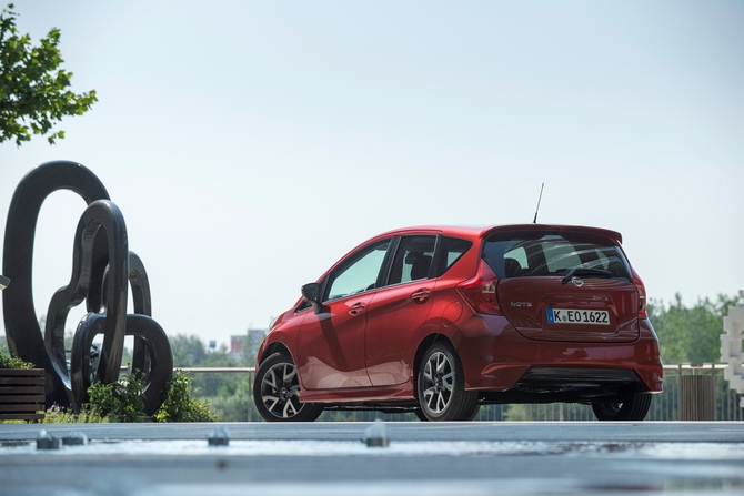 A traseira está equipada com os faróis envolventes para dar ao carro um look mais dinâmico A traseira está equipada com os faróis envolventes para dar ao carro um look mais dinâmico