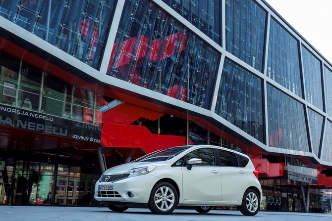 A Nissan refere que de perfil o novo Note é inspirado no vôo de uma bola de squash A Nissan refere que de perfil o novo Note é inspirado no vôo de uma bola de squash