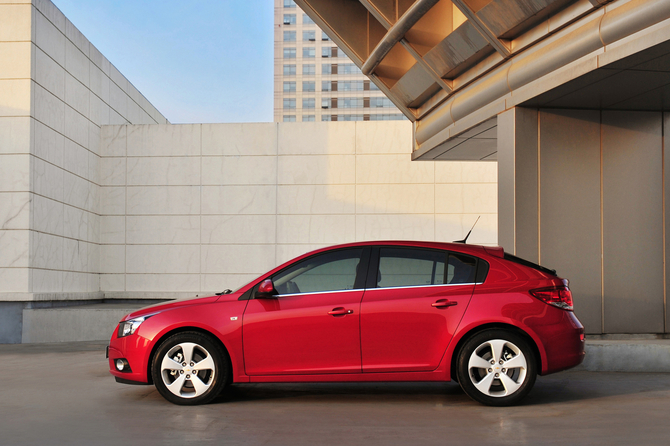 Full-production Cruze 5-door presented in Geneva Full-production Cruze 5-door presented in Geneva