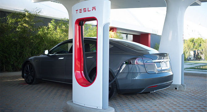 A Tesla vai expandir a rede Supercharger no Reino Unido e na Europa A Tesla vai expandir a rede Supercharger no Reino Unido e na Europa