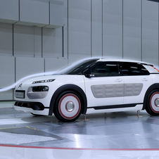 Com um peso de 865kg, menos 100kg que o Cactus padrão, o protótipo da Citroën está equipado com a motorização Hybrid Air
