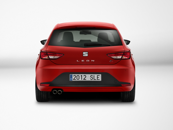 Das Heck des neuen SEAT Leon trägt das große Logo, welches als Öffner für die Heckklappe dient. 