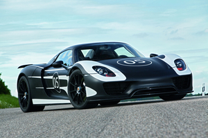 The car's V8 engine is the 4.6l from the LMP2 RS Spyder with 570hp