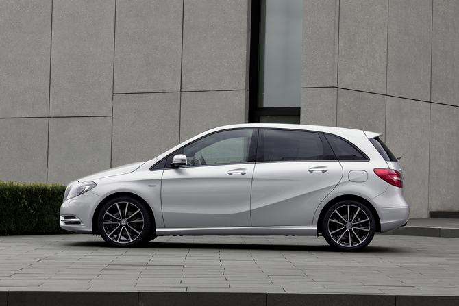 Contudo, a Mercedes alega que o novo refrigerante é perigoso para ser utilizado nos seus automóveis Contudo, a Mercedes alega que o novo refrigerante é perigoso para ser utilizado nos seus automóveis