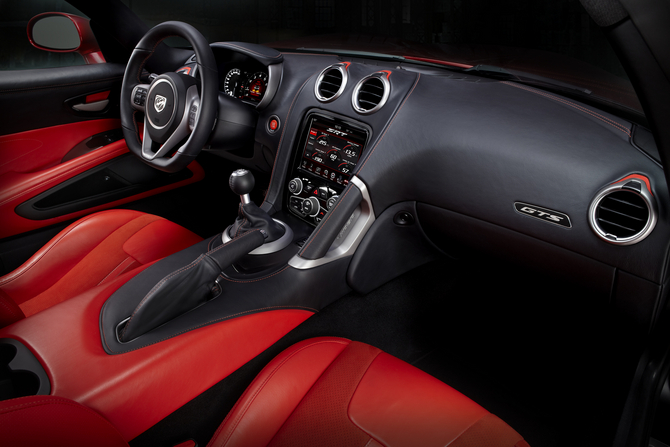 O interior do novo Viper é dominado pelo tons preto e vermelho