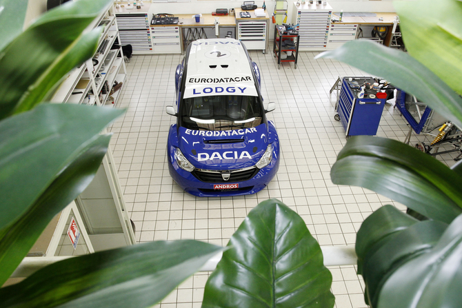 Dacia unveil MPV race car Dacia unveil MPV race car