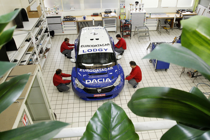 Dacia unveil MPV race car Dacia unveil MPV race car