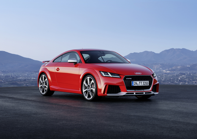 Os novos TT RS são equipados com o novo motor turbo de 2.5 litros a gasolina de cinco cilindros da Audi Os novos TT RS são equipados com o novo motor turbo de 2.5 litros a gasolina de cinco cilindros da Audi