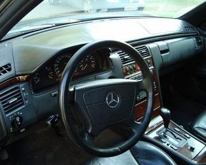 Mercedes-Benz E 320